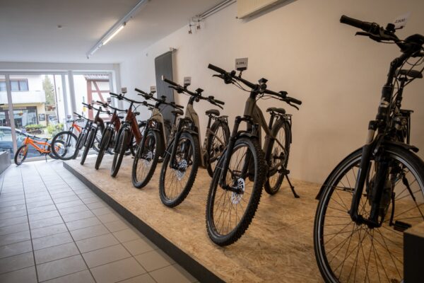 Neues Fahrrad in der Nähe kaufen, Ausstellung: E-Bikes, Trekkingräder, Cityräder, E-SUVs